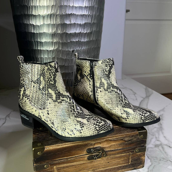 Blondo Elvina Snakeskin Waterproof Ankle Booties - Picture 2 of 9